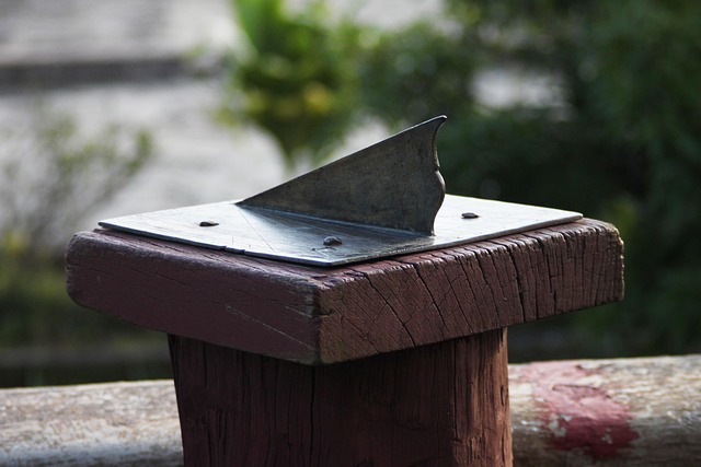 pizarra con bloques de rutina semanal y notas adhesivas de colores en oficina moderna en Santiago