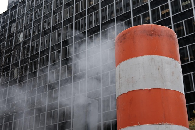 cuaderno con horarios por bloques y un lápiz, en una mesa con luz natural y ambiente calmado en Chile