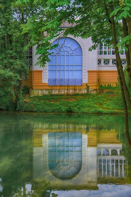 persona revisando un calendario en laptop y tomando notas, ambiente de trabajo tranquilo en departamento en Santiago de Chile